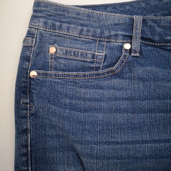 NWT Torrid Ladies Size 22 Medium Wash Distressed Rough Hem Blue Jean Shorts - Picture 10 of 14